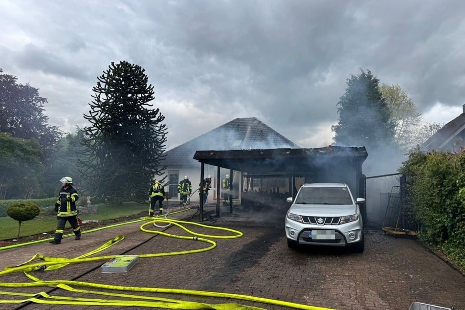 Beim Brand eines Carports mit zwei Pkw in Burweg bei Stade sind drei Menschen verletzt worden.