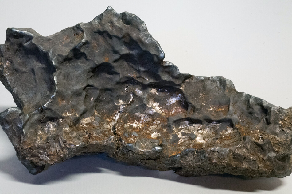 Zwei Schweden haben diesen fast 14 Kilogramm schweren Eisenmeteoriten entdeckt.