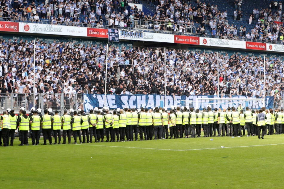 "Ne Schande für Duisburg" steht auf dem Banner. Damit meinten die MSV-Anhänger ihre Spieler, trifft aber eher auf die Idioten zu, die nach 83 Minuten auf das Spielfeld stürmten.