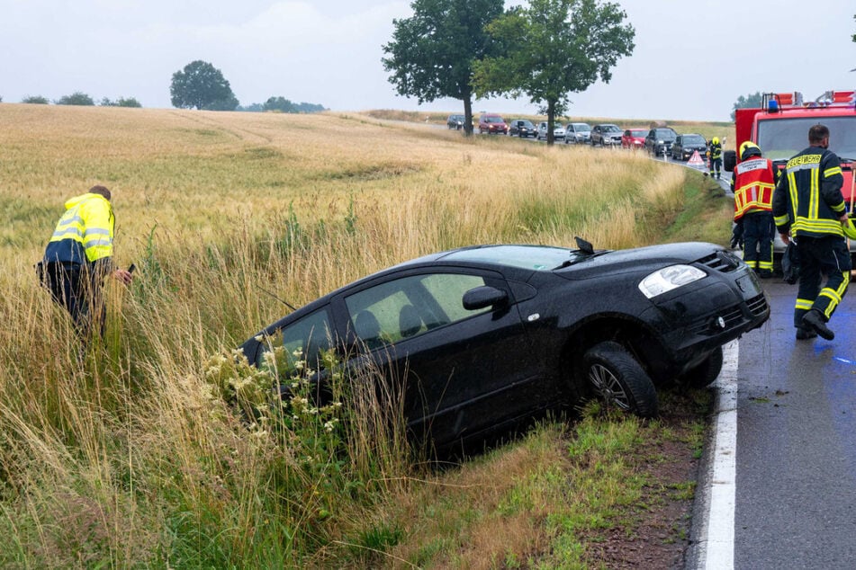 VW kommt von Straße ab und landet im Graben