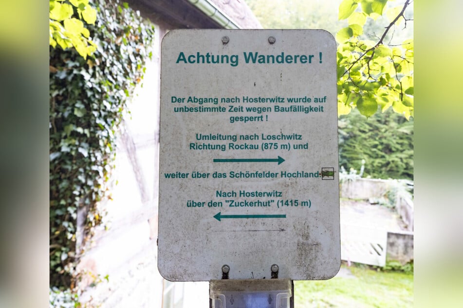 Ein Schild weist auf den gesperrten Abgang nach Hosterwitz hin.