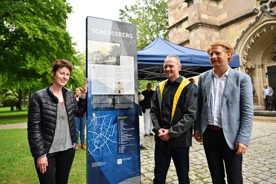 Die Geschichte des Schlossbergs auf einer 2,20 Meter hohen Stele: Kristina Krause (42), Stefan Thiele (41) und Baubürgermeister Michael Stötzer (49) enthüllten die Tafel.