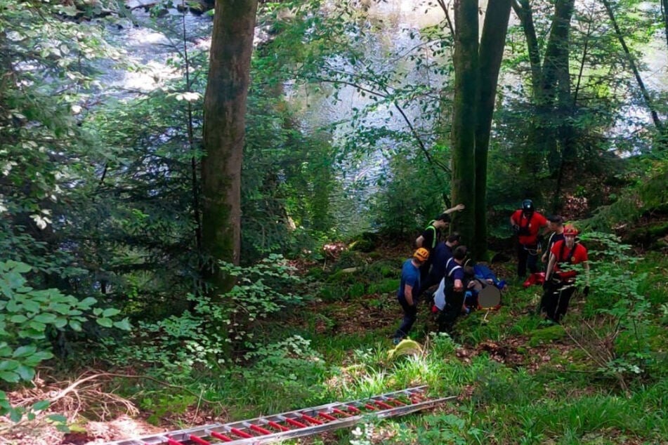 Wanderer krallt sich an Stein in Fluss fest, bis einen Tag später endlich Rettung eintrifft