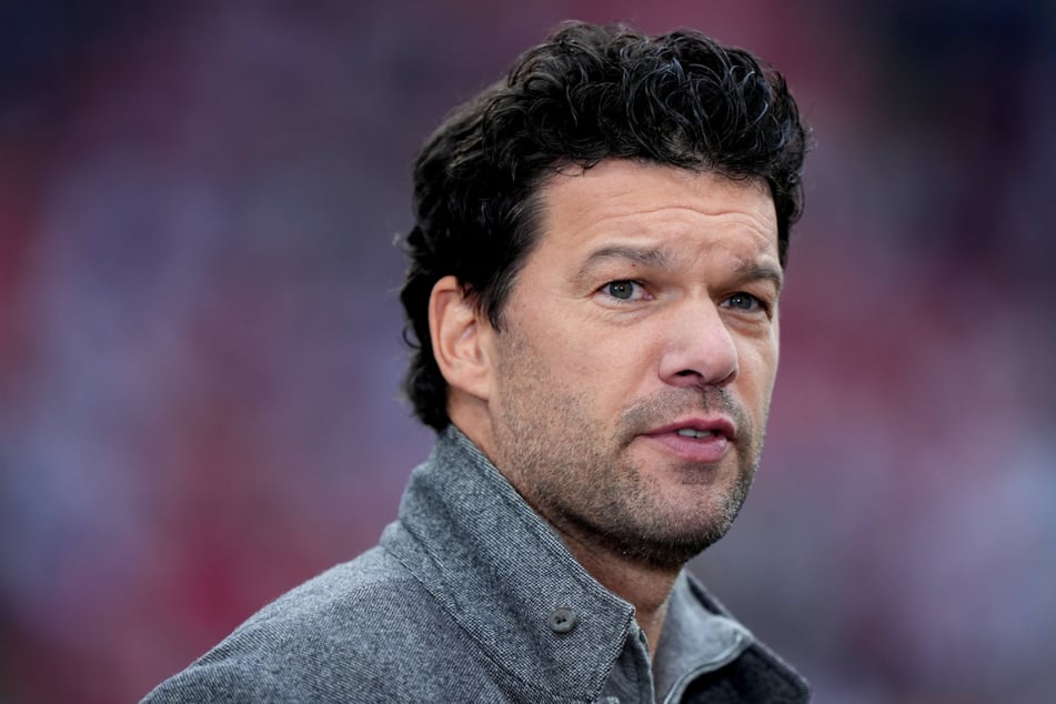 Ex-Fußballstar Michael Ballack (48) wird für seine erfolgreiche Karriere und sein soziales Engagement geehrt.