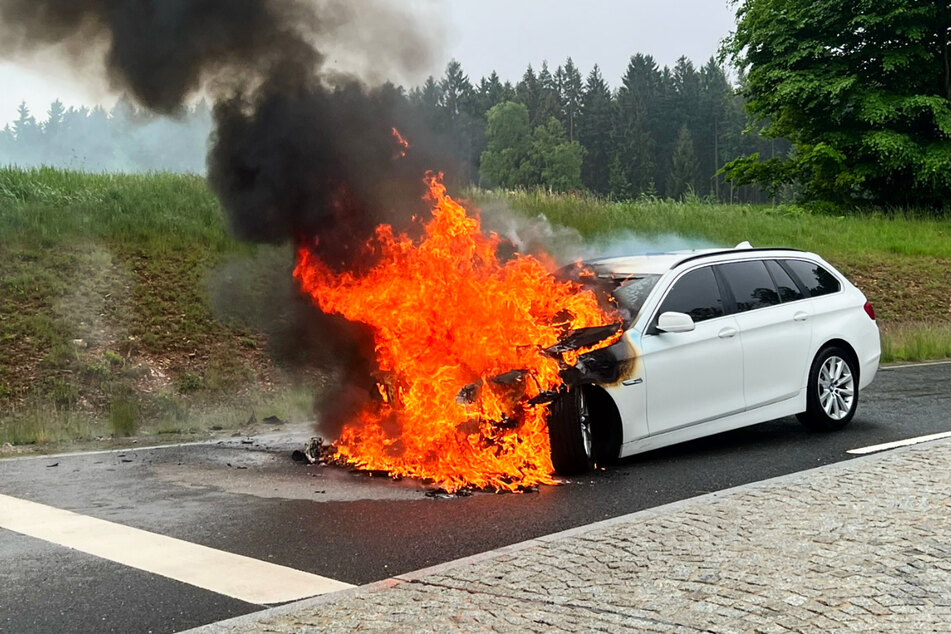 An der B93 fing ein BMW Feuer. Vermutlich löste ein technischer Defekt den Brand aus.