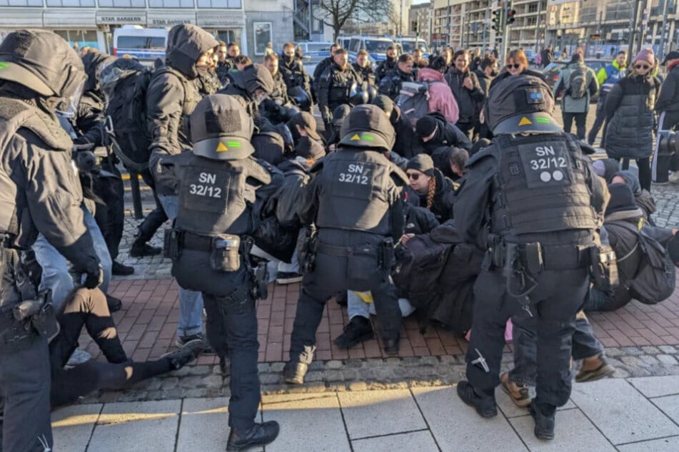 An der Bahnhofstraße musste die Polizei eine Sitzblockade auflösen.