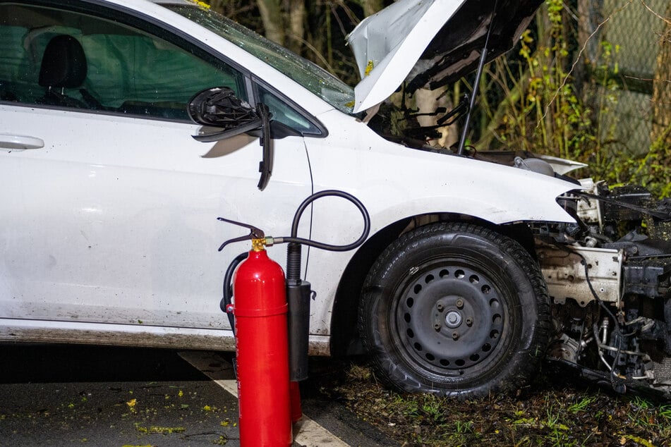 Auto kollidiert mit Baum: Junge Fahrerin schwer verletzt