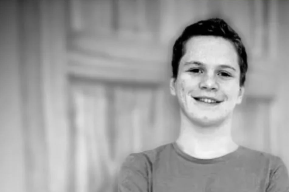 Er wollte nach dem Pizza-Lieferanten sehen: Mann lehnt sich über Balkongeländer und stürzt in den Tod