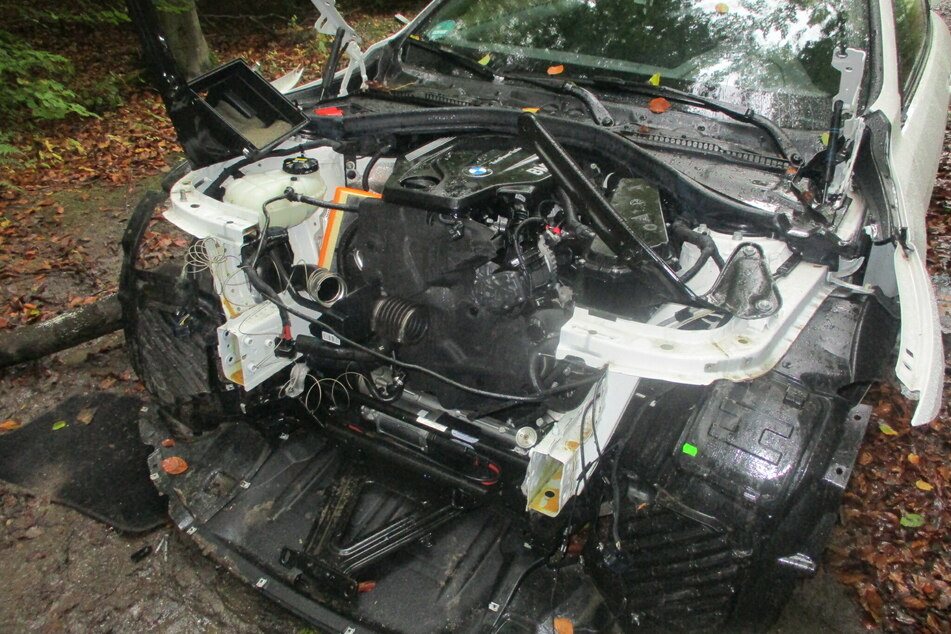 Ein weißes BMW Cabrio 420d wurde im Wald bei Frechen zerlegt.