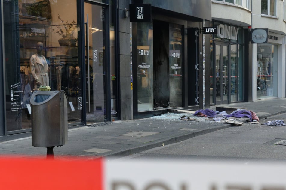 Auch auf der Ehrenstraße hatte es in einem Fashion-Geschäft eine heftige Explosion gegeben.