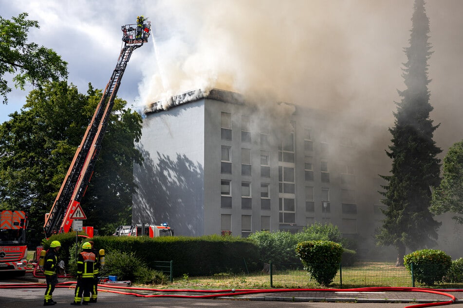 Ein Brand im Frankfurter Stadtteil Schwanheim hat am Mittwochnachmittag für einen Großeinsatz der Feuerwehr gesorgt.