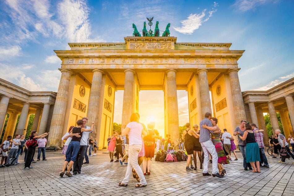 Das berühmte Brandenburger Tor in Berlin ist ein wahrer Touristenmagnet.