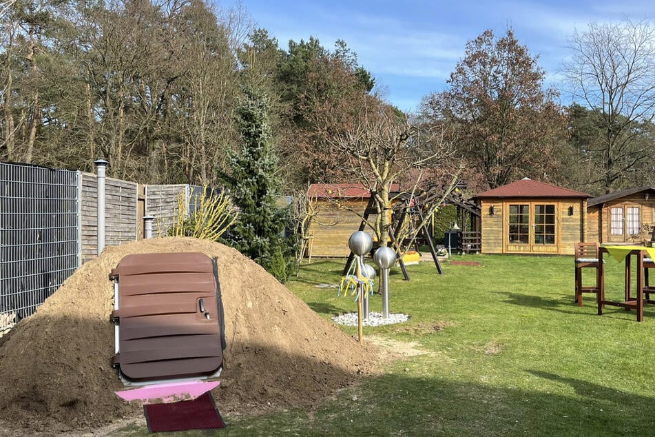 Wer genügend Platz im Garten hat, kann sich den natürlichen Kühlschrank aufs Grundstück setzen lassen.