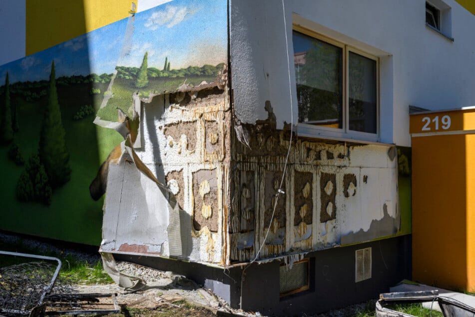 Die Hausfassade wurde durch das Feuer stark beschädigt.