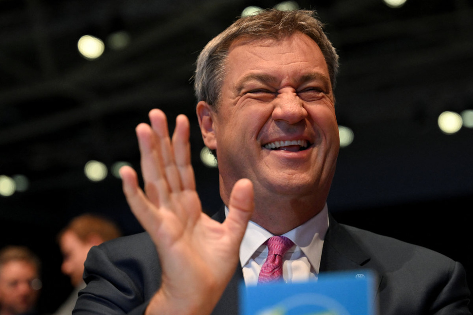 Intern hat er gut lachen: Bayerns Ministerpräsident Markus Söder (56) wurde mit 96,56 Prozent in seinem Amt als CSU-Chef bestätigt.