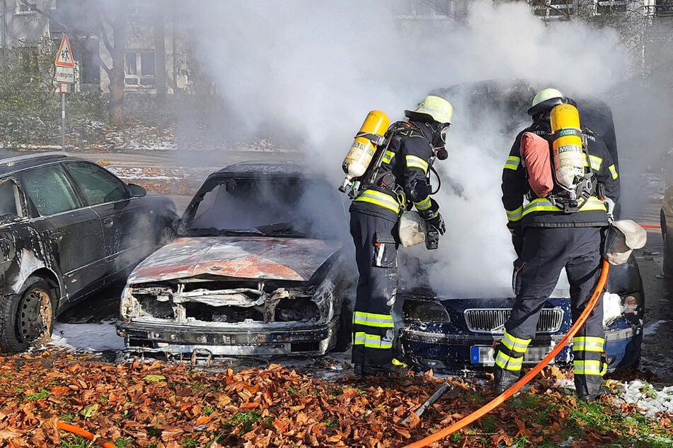 Innerhalb weniger Minuten konnte die Feuerwehr die brennenden Autos löschen. Alle drei wurden schwer beschädigt.