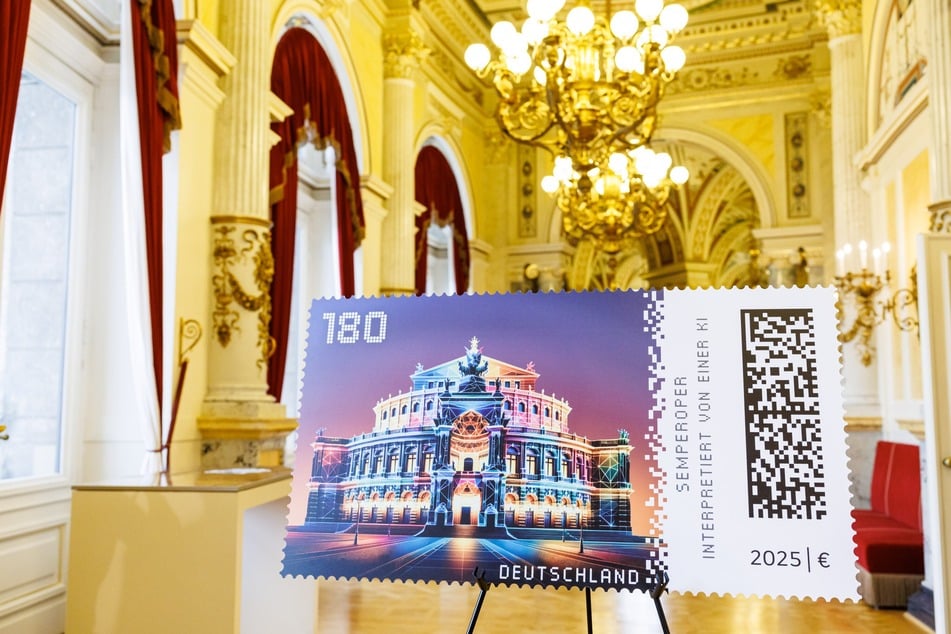 Die Deutsche Post stellt erstmals die Kryptobriefmarke mit dem Motiv der Dresdner Semperoper vor.