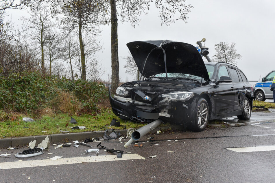 Schwerer Unfall auf Leipziger Kreuzung: Audi gegen Ampelmast und Verkehrsschild geschleudert