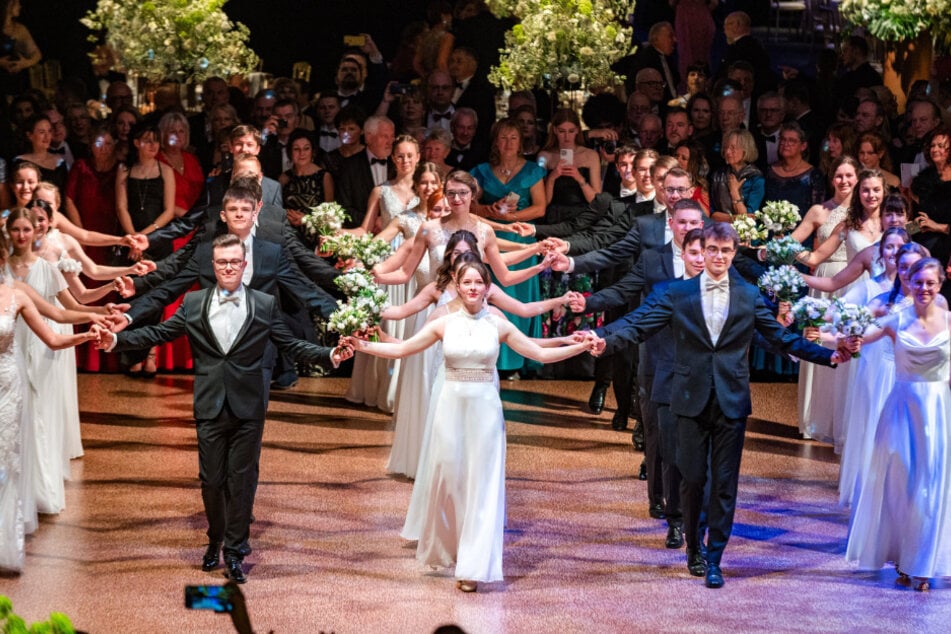 Zum 20. Jubiläum gaben sich 20 Debütanten-Paare am Samstagabend im Chemnitzer Opernhaus die Ehre.