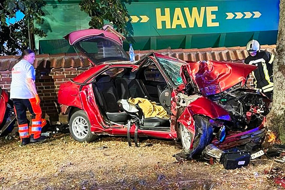 Heftiger Unfall: Auto kracht frontal gegen Baum, zwei Schwerverletzte!