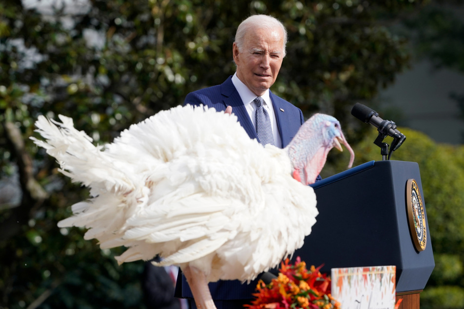 Joe Biden (81) begnadigt die nationalen Thanksgiving-Truthähne während einer Zeremonie auf dem Südrasen vorm Weißen Haus.
