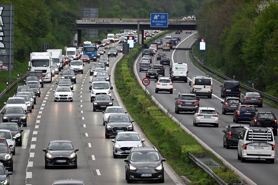 Die A57 wird zwischen Köln und Neuss gleich an zwei Wochenenden im August voll gesperrt.