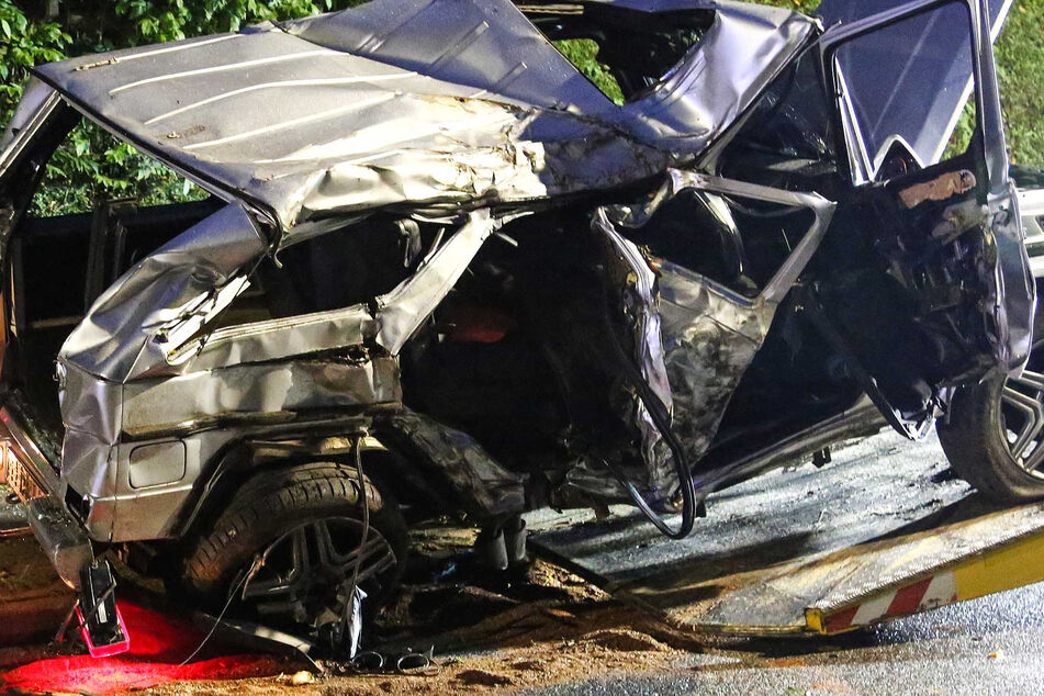 Mercedes-Fahrer verliert die Kontrolle und wird tödlich verletzt