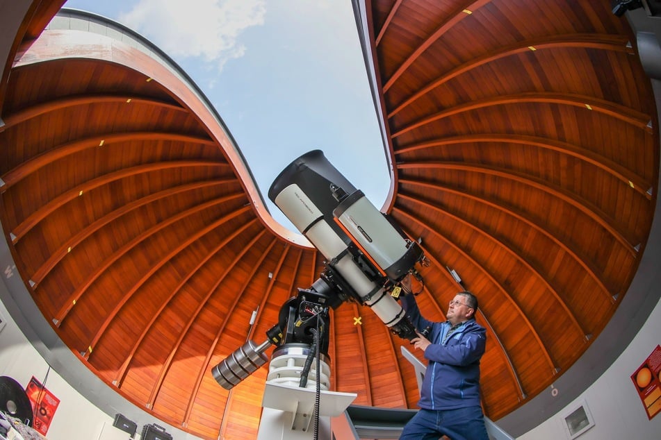 Olaf Graf (59) von der Sternwarte Rodewisch richtet die Teleskope in der historischen, drehbaren Holzkuppel ein.