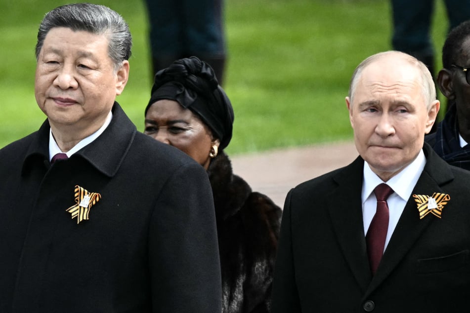 Hier steht China-Machthaber Xi Jinping (71) mit "Putin" anlässlich der Parade zum 9. Mai auf dem Roten Platz in Moskau. Xi soll sich inzwischen an den Doppelgänger gewöhnt haben.
