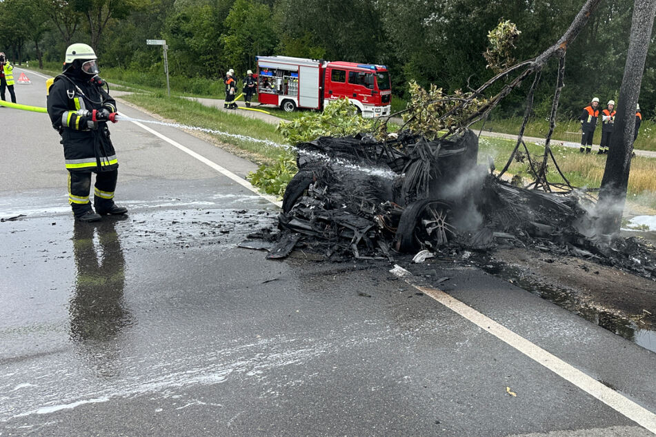 BMW i3 prallt gegen Baum und geht in Flammen auf: Fahrer schwer verletzt