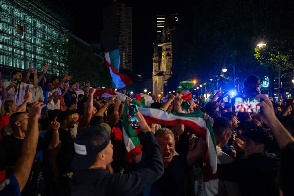 Fans von Italien feiern am Ku'damm. Italien gewann das Finale im Elfmeterschießen mit 3:2 und ist Fußball-Europameister.