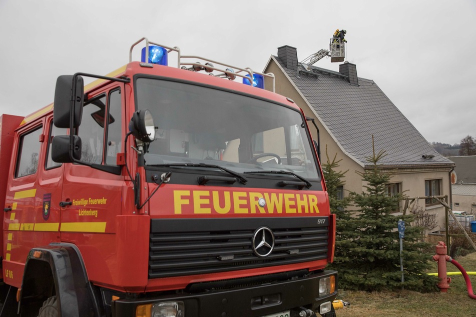 Flammen schlagen aus Schornstein von Einfamilienhaus