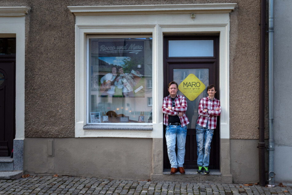 Die Hutzen-Musiker vor ihrem Studio am Markt in Schlettau.