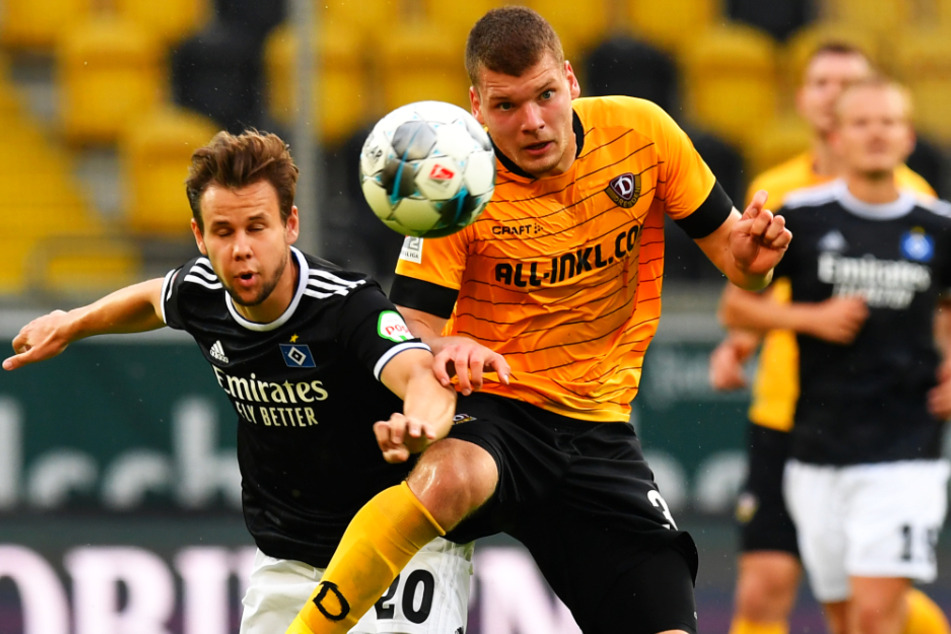 Kevin Ehlers (r., hier gegen den Hamburger Louis Schaub) zählt zu Dynamos größten Abwehrtalenten.