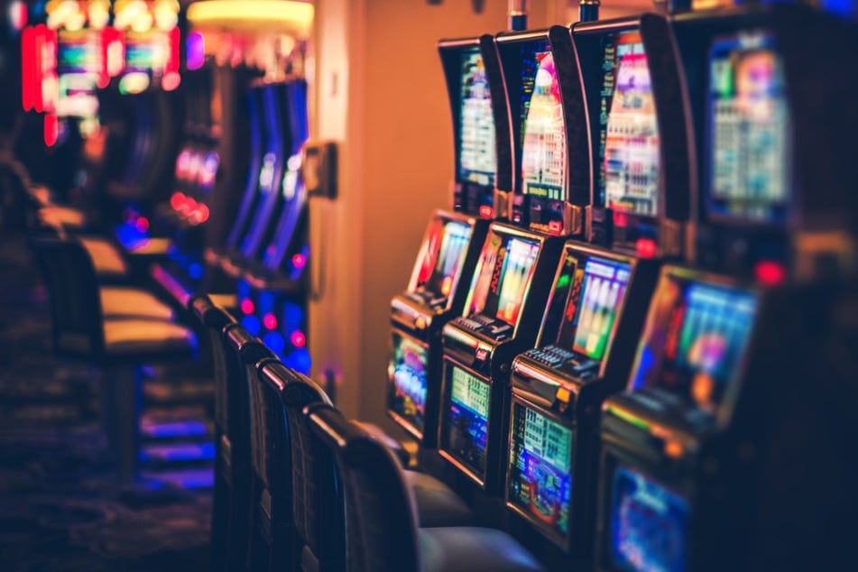 Ein Glücksspielautomat zeigte an, dass der Jackpot geknackt worden sei. Das Casino-Personal war allerdings anderer Meinung. (Symbolbild)