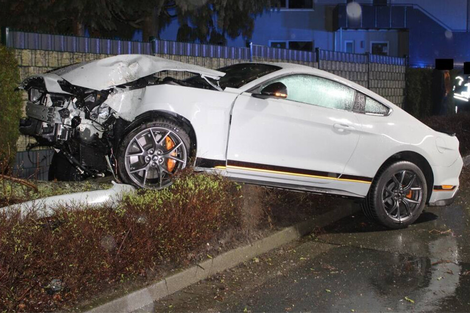Fahranfänger verliert Kontrolle über nagelneuen Ford Mustang: Drei Verletzte