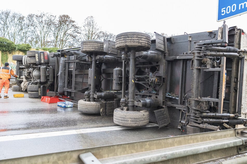 Quer liegender Lastwagen blockiert A66: Kilometerlanger Stau nahe Frankfurt