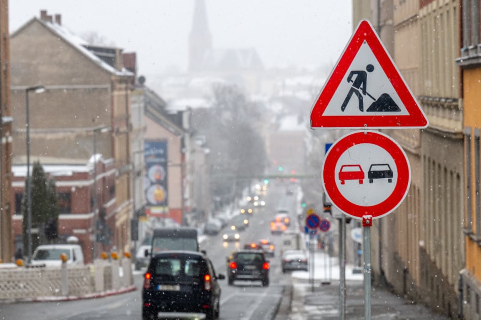 Auch in der Clausstraße stehen umfangreiche Sanierungen an: Der Mischwasserkanal wird erneuert, die Fahrbahn instand gesetzt und defekte Straßeneinläufe werden ausgetauscht.