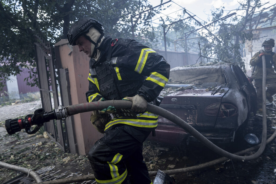 Feuerwehrleute des staatlichen ukrainischen Katastrophenschutzes löschen ein Feuer in einem Haus, das bereits im Juli durch russischen Beschuss in Cherson zerstört wurde. (Archivbild)