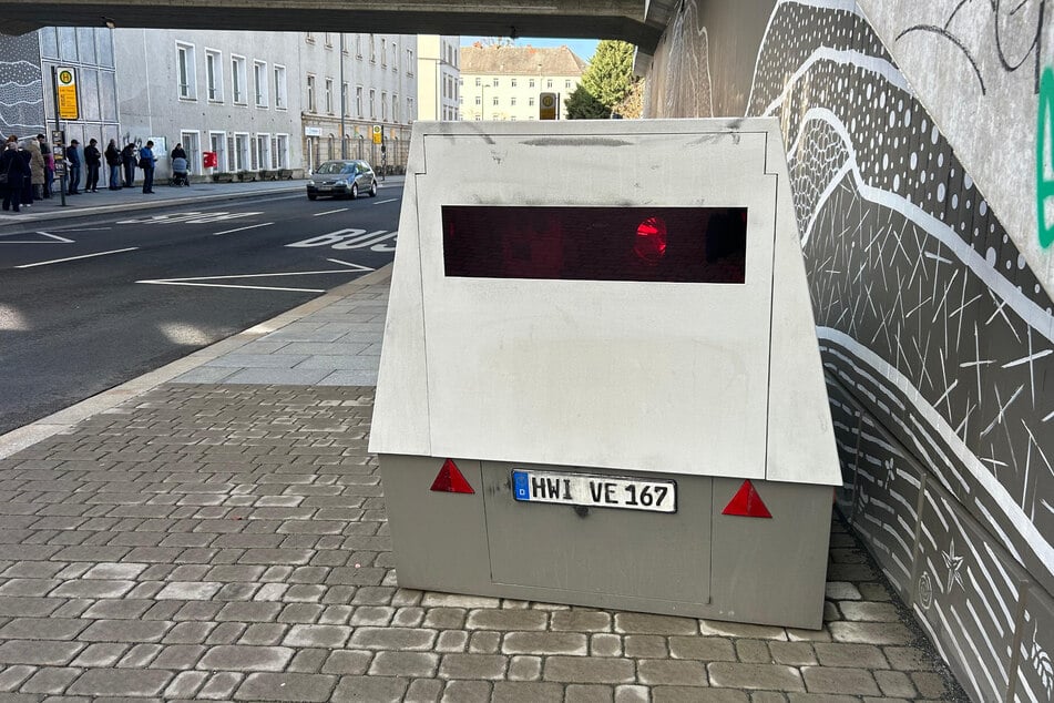 Direkt vor der Unterführung wird Tempo 30 vom Blitzer-Anhänger überwacht.