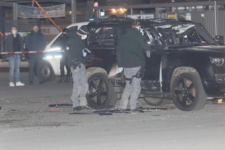 Hier ist ein Range Rover auf einem Obi-Parkplatz explodiert