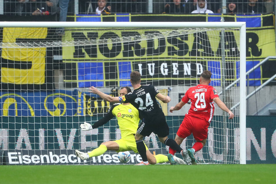 Nach nur drei Spielminuten donnerte Saarbrücken-Kicker Sebastian Jacob den Ball ins FSV-Tor.