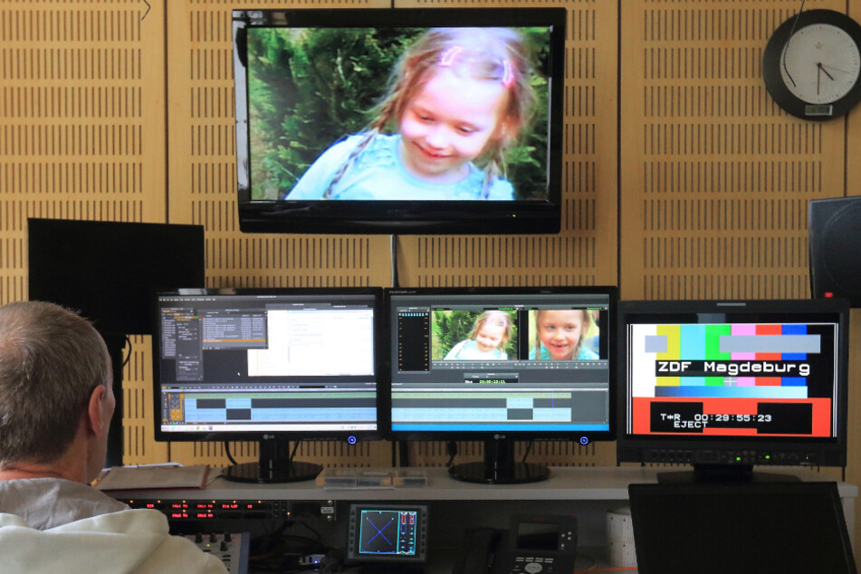 An einem Beitrag über die vermisste Inga aus Schönebeck für die Fernsehsendung "Aktenzeichen XY... ungelöst" wird im ZDF Landesstudio in Magdeburg gearbeitet.