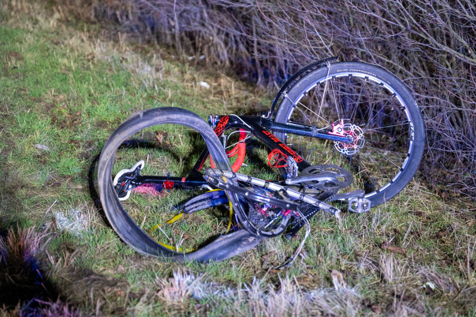 Pick-up erfasst Radfahrer: Biker landet schwer verletzt im Krankenhaus