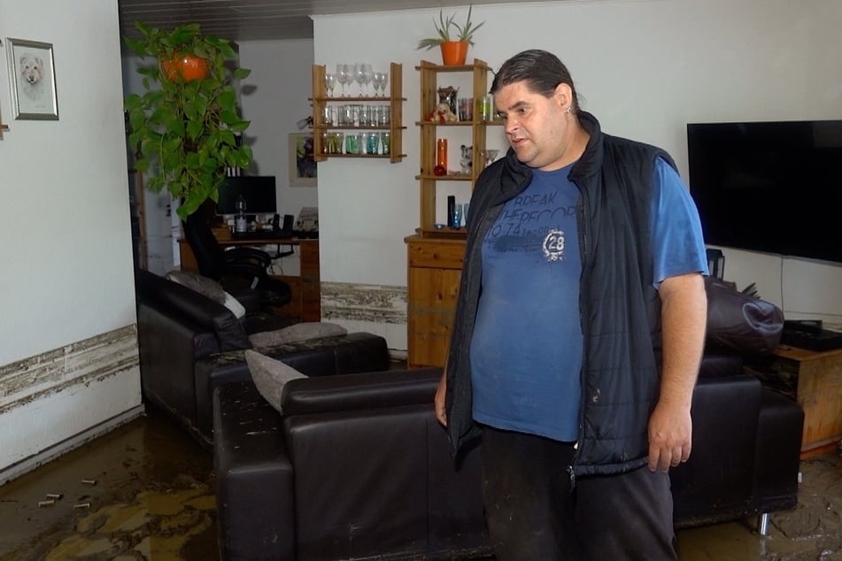 Mirko Moritz in seinem vom Schlamm verwüsteten Zuhause.