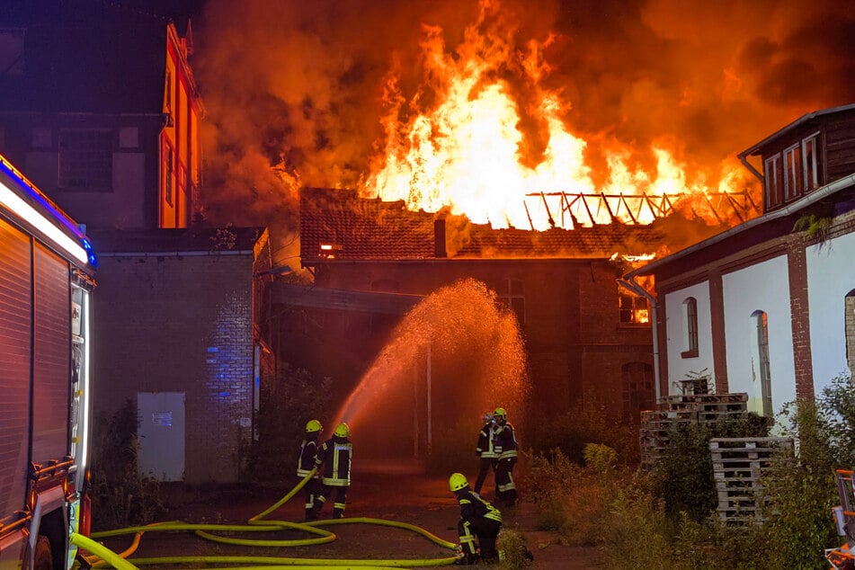 Großbrand in ehemaliger Schleifmittelfabrik: 43 Menschen evakuiert