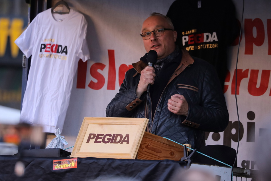 Jens Maier sprach mehrfach bei den rechtsextremen PEGIDA-Demos und zeigte sich stolz, als Rechtsextremist bezeichnet zu werden.
