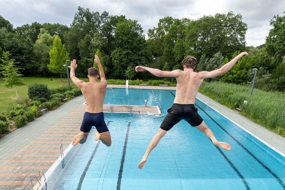 In der vergangenen Badesaison hüpften 30.000 Schwimmer in die Wostra. Aktuell ist das Wetter mau, dafür dürfen Kids jetzt gratis rein.