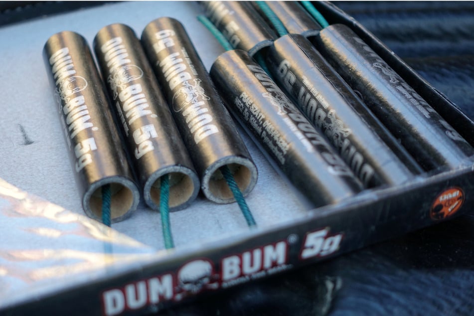 Immer wieder ziehen Polizei und Zoll kreuzgefährliche, in Deutschland nicht zugelassene Böller aus dem Verkehr.