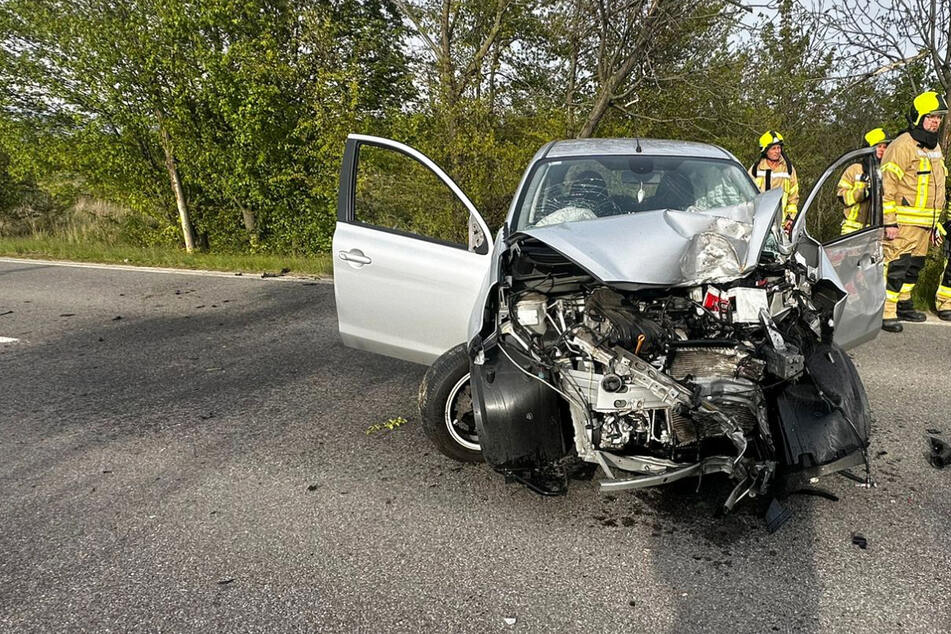 Schwerer Crash im Landkreis Leipzig: Auto kracht gegen Baum, Straße voll gesperrt!